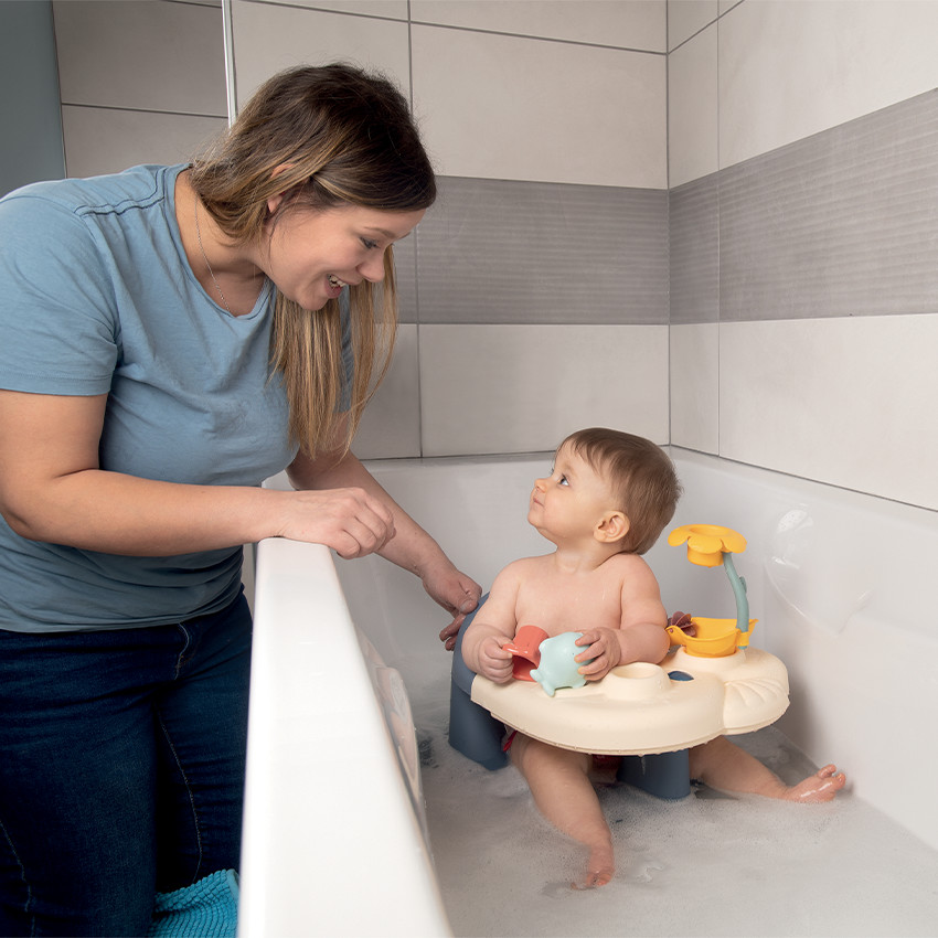 Le siège ou l'anneau de bain pour bébé : conseils pour bien l'utiliser 