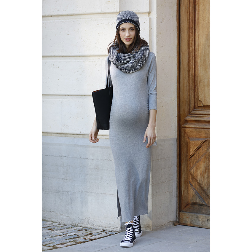 Zwangerschapsjurk met driekwartmouwen en splitten aan de zijkanten 