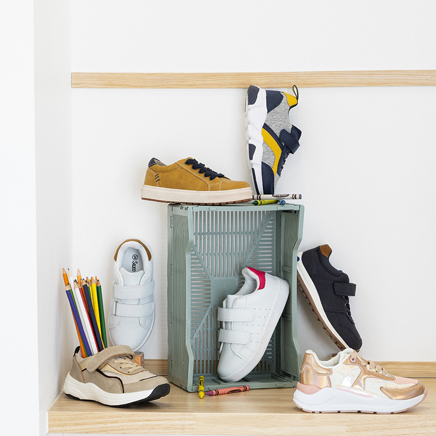 Lage camel kindersneakers voor jongens met veters en rits 