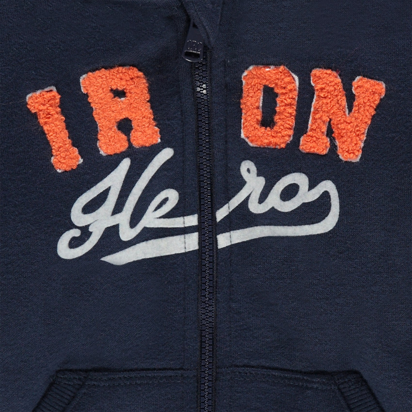 Gilet à capuche en molleton avec inscription en bouclette 