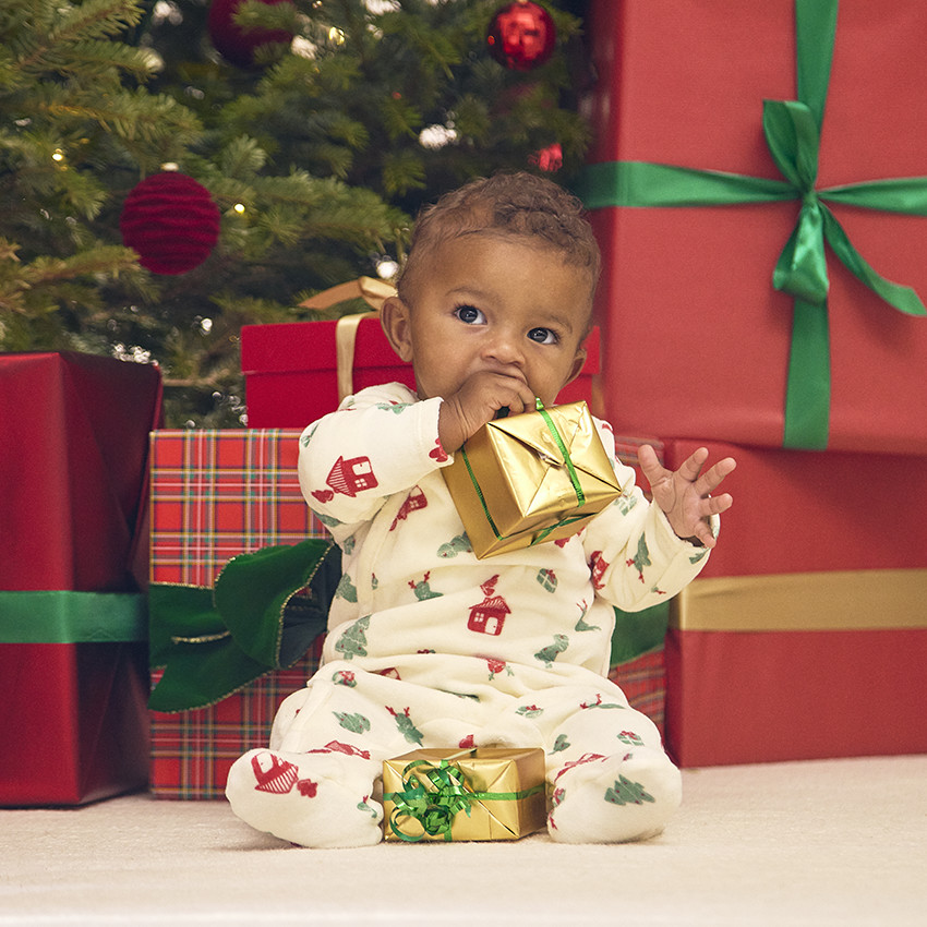 Pyjama in fluweel met kerstboomprint voor baby 