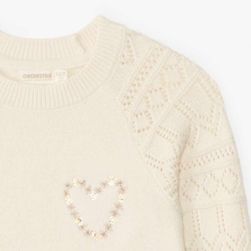 Gebreide trui met lange mouwen en steekpatronen op de mouwen voor meisjes 