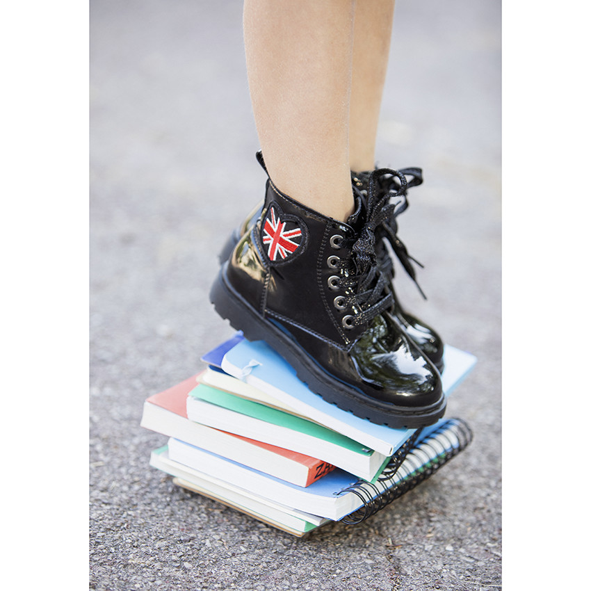 Zwarte laklaarzen met vlaggenbadge voor meisjes 