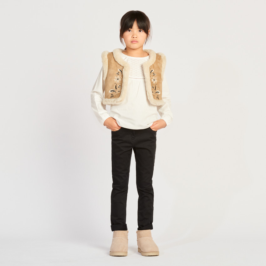 Mouwloos vest in suedine met folkloristische borduursels en sherpa voor meisjes 