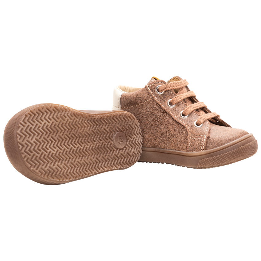 Contrasterende, lederen laarsjes met veters  