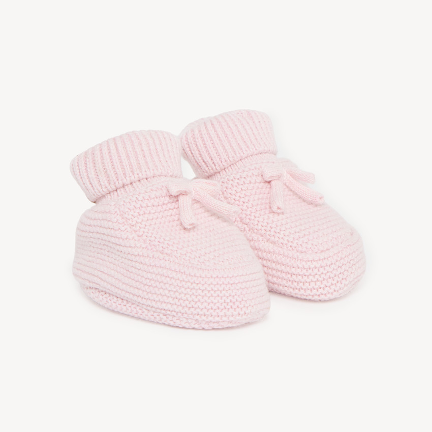 Een paar effen gebreide babyslofjes voor meisjes 
