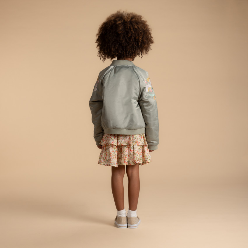 Meisjes bomberjack in satijnen stof met geborduurde details 