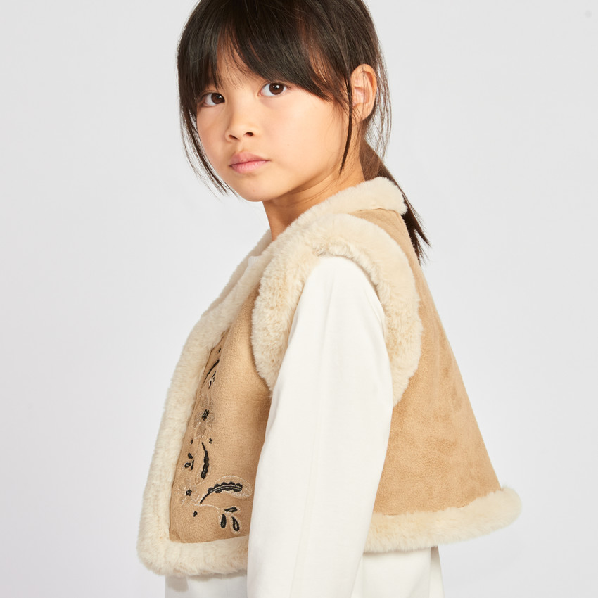 Mouwloos vest in suedine met folkloristische borduursels en sherpa voor meisjes 