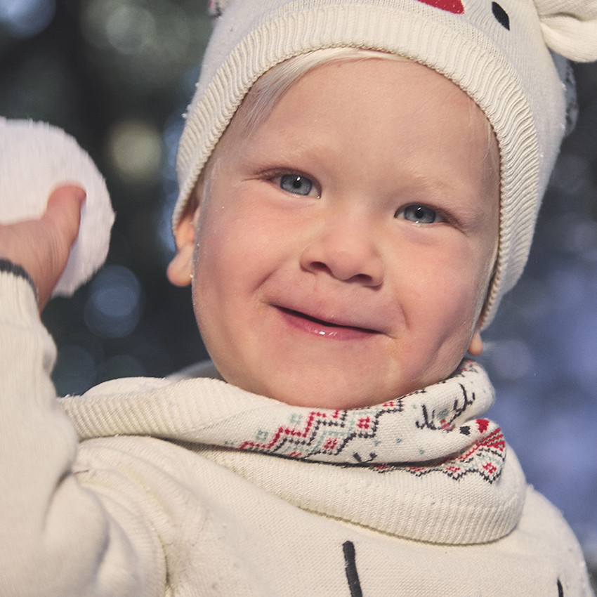 Muts en snood gebreid voor kerst voor baby