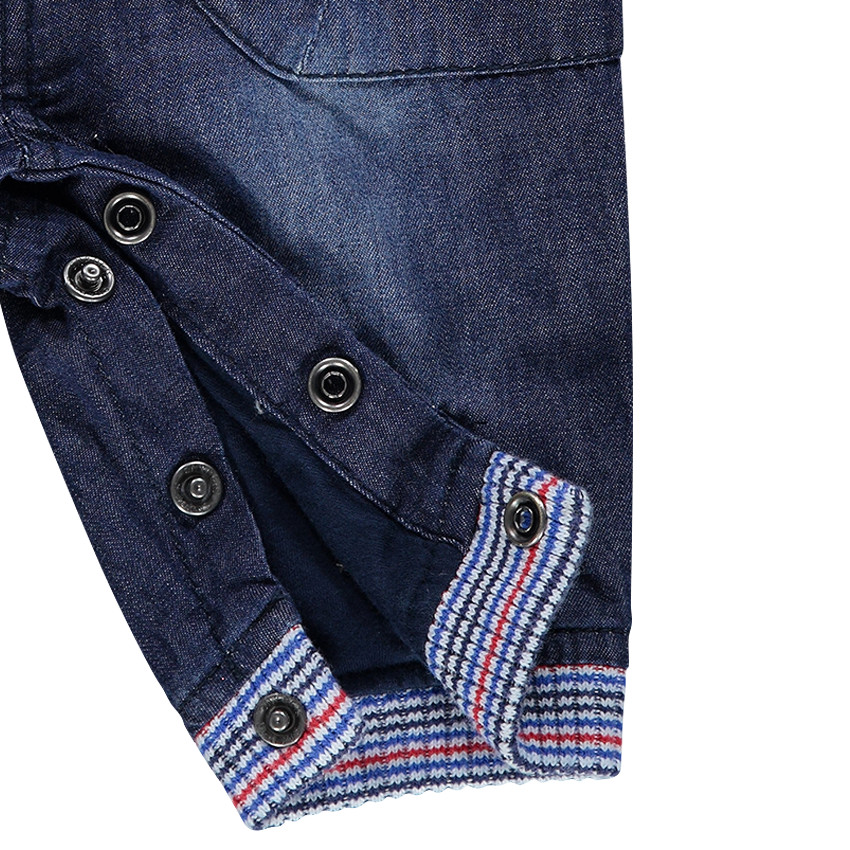 Salopette en denim effet used avec prints fantaisie 