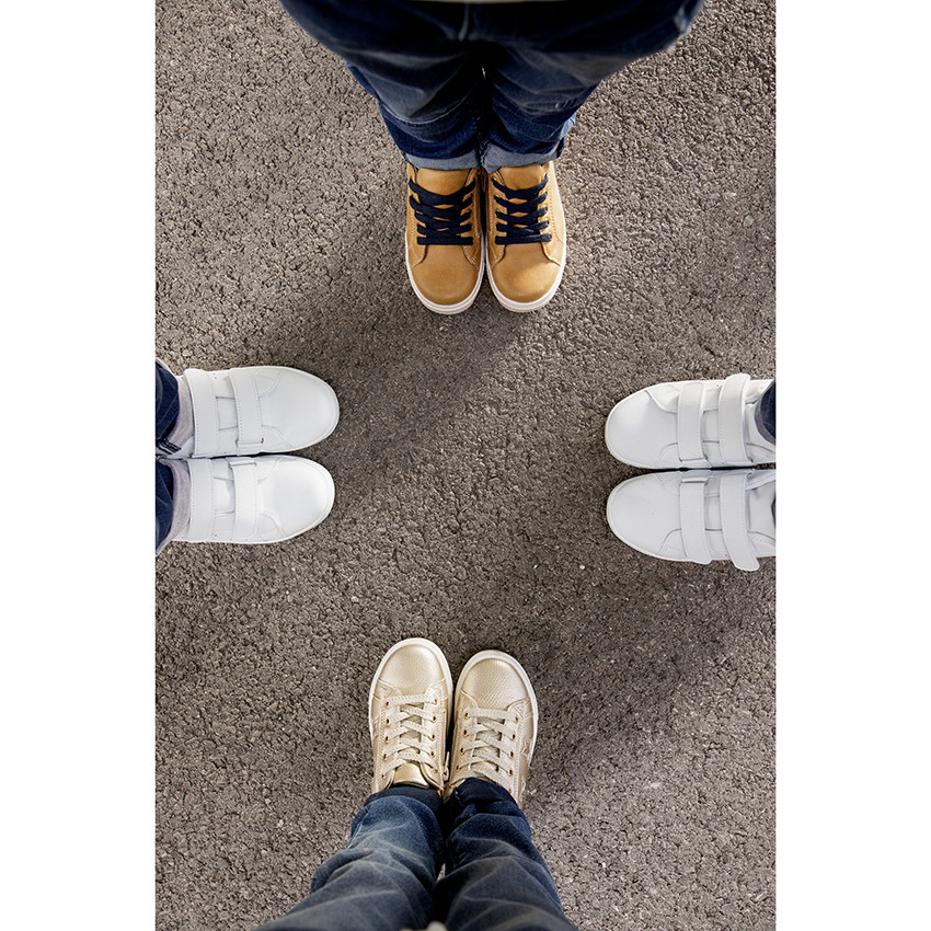 Lage witte kindersneakers met klittenband voor jongens 