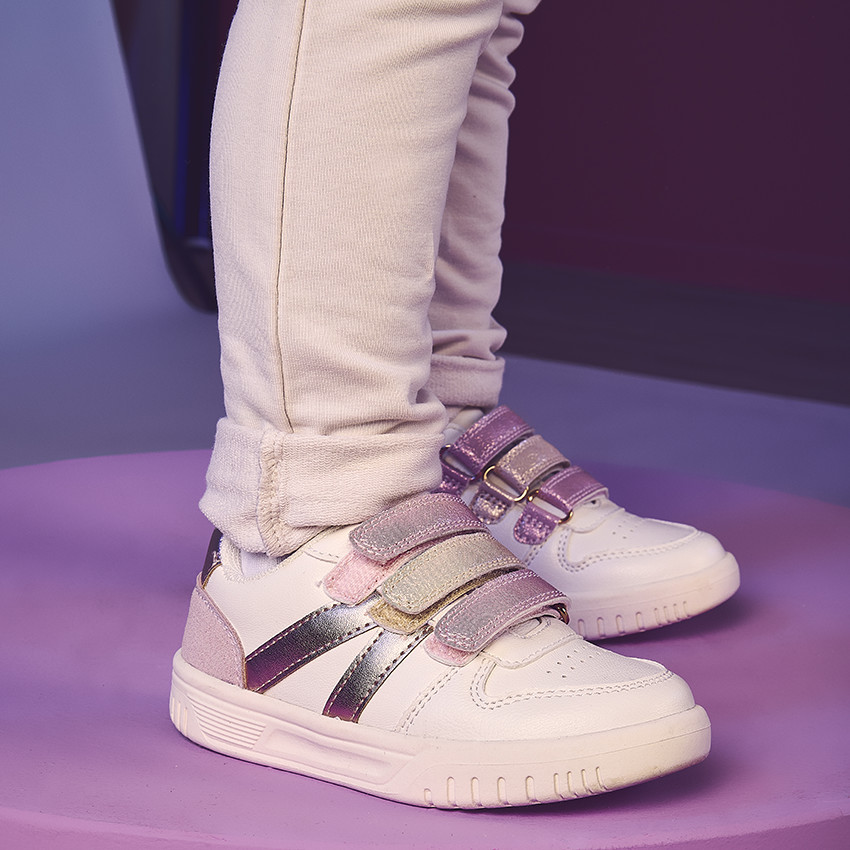 Sportieve sneakers met iriserende roze en gouden velcro