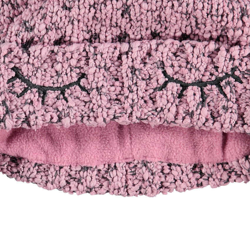 Gebreide muts met geborduurde details en pompon 