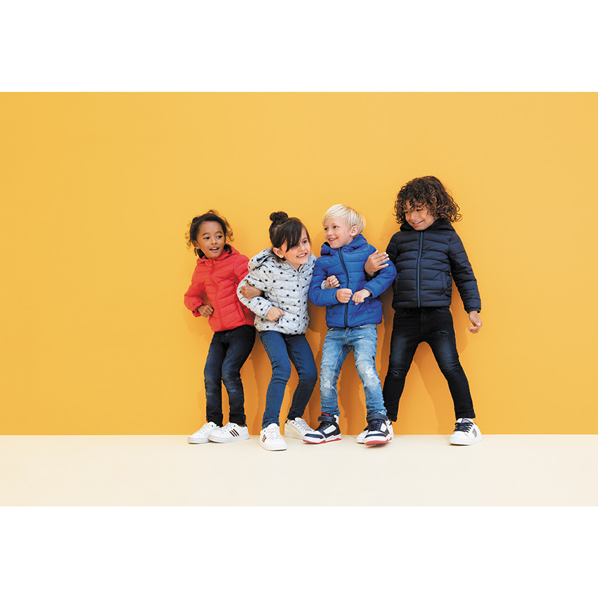 Lage witte kindersneakers met strepen aan de zijkant voor jongens 