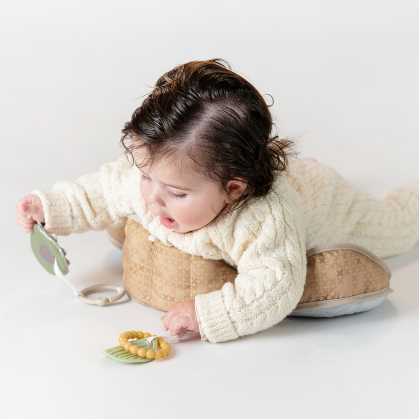 Coussin ventral Tummy Time Bear + Hochet & anneau de dentition 
