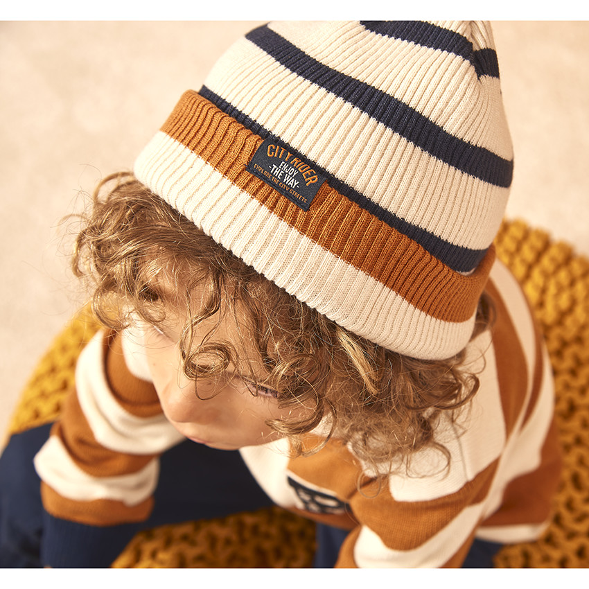 Bonnet en tricot à rayures pour garçon 
