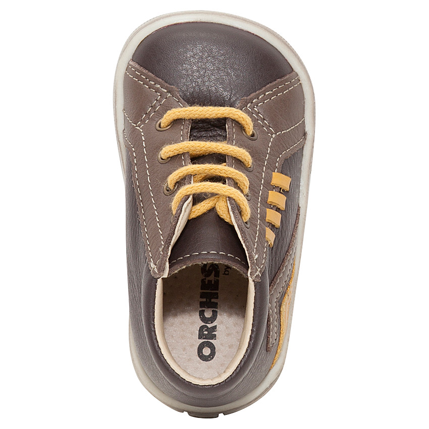 Bruine lederen laarsjes met contrasterende veters 