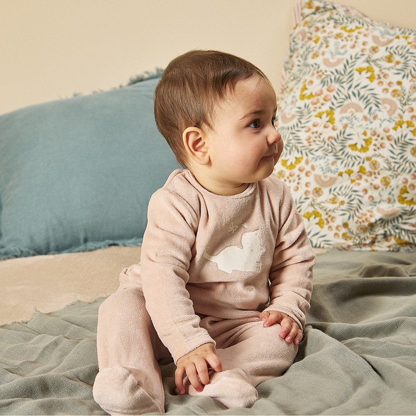 Dors-bien en velours uni beige avec chat fantaisie pour bébé  