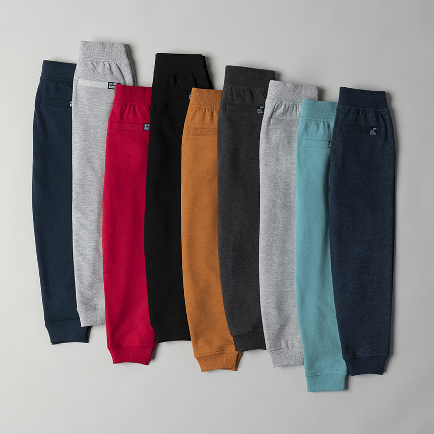 Joggingbroek van gemêleerde fleece voor jongens, met elastische taille en aantrekkoorden, twee Italiaanse zakken vooraan en een biezenzak achteraan 