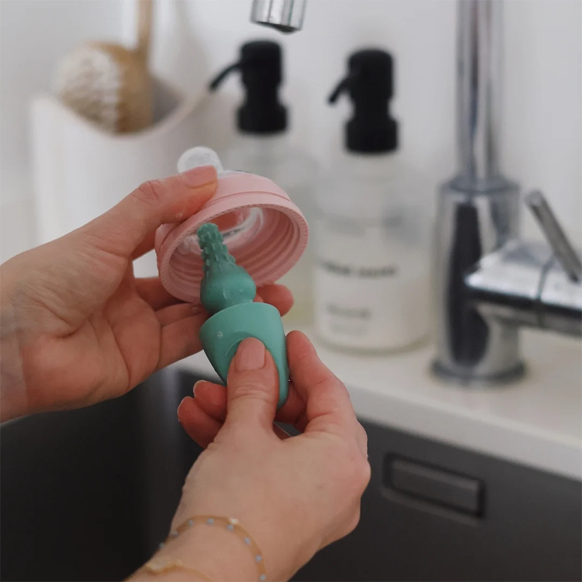 2-in-1 flessenborstel met zachte haren in saliegroen 