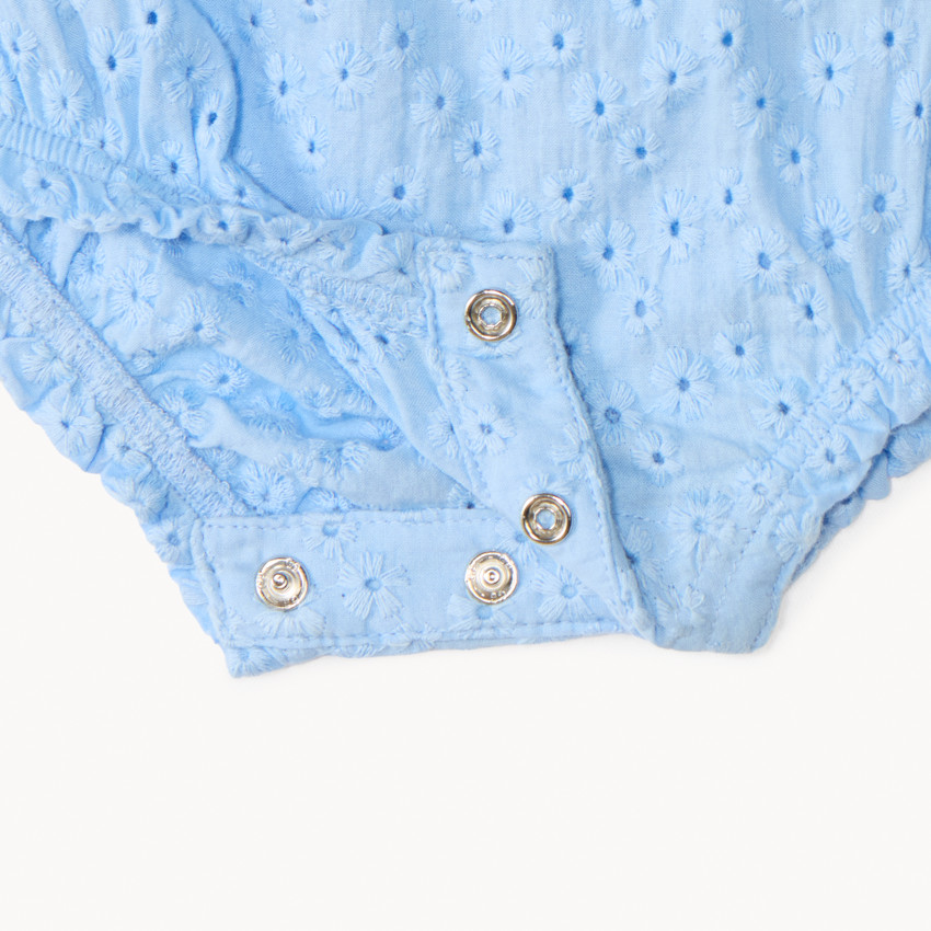 Barboteuse en broderie manches volantées pour bébé fille 