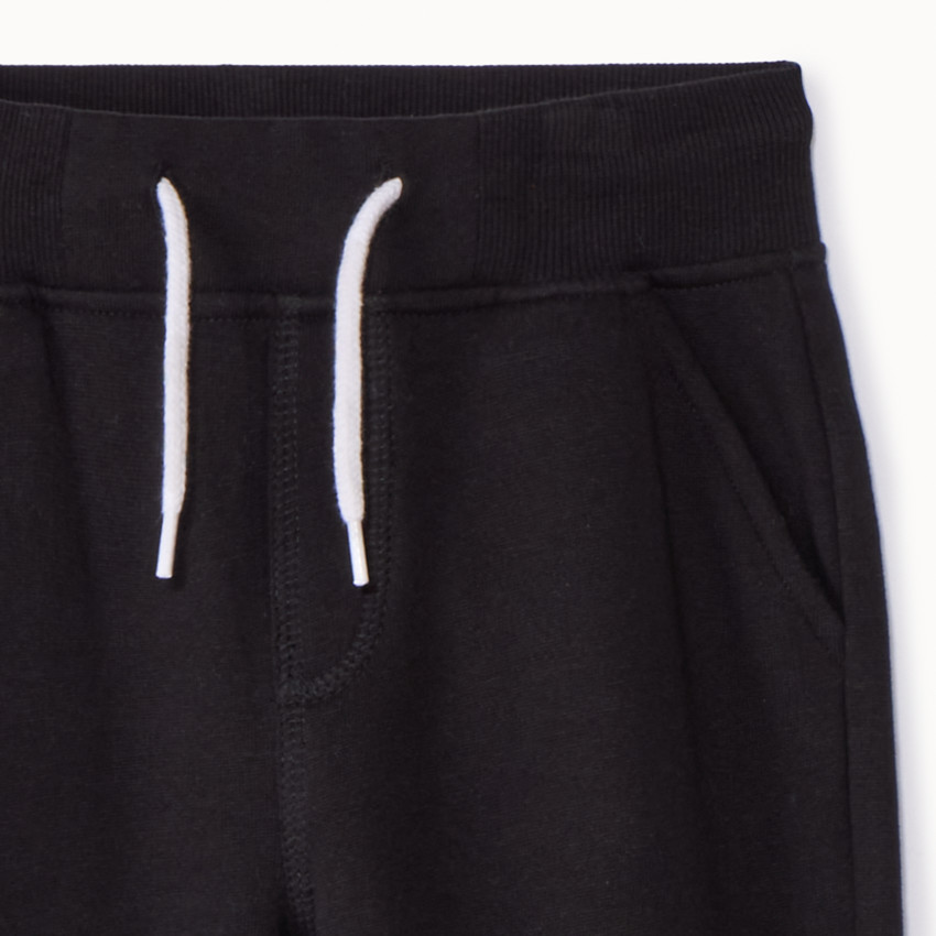 Joggingbroek van gemêleerde fleece voor jongens, met elastische taille en aantrekkoorden, twee Italiaanse zakken vooraan en een biezenzak achteraan 