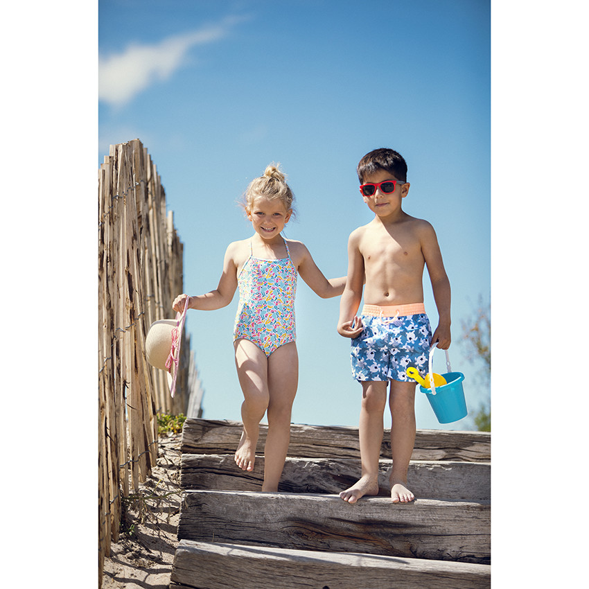 Hoedje in gevlochten namaakstro met roze touwtjes 