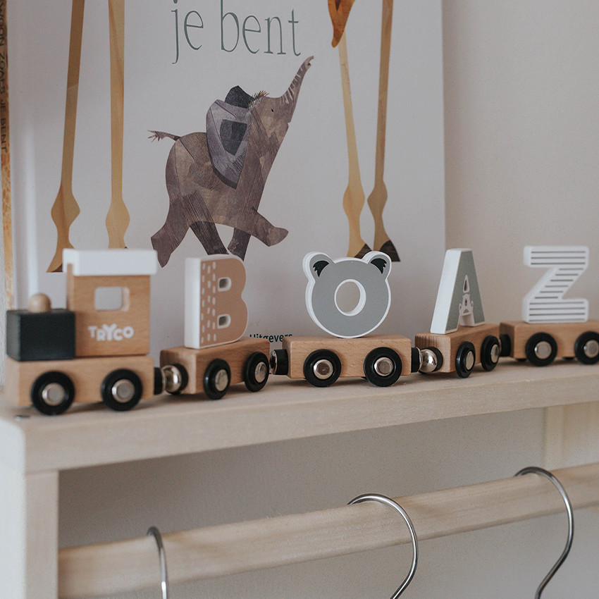 Wagon aimanté lettre "A" en bois coloré pour train 