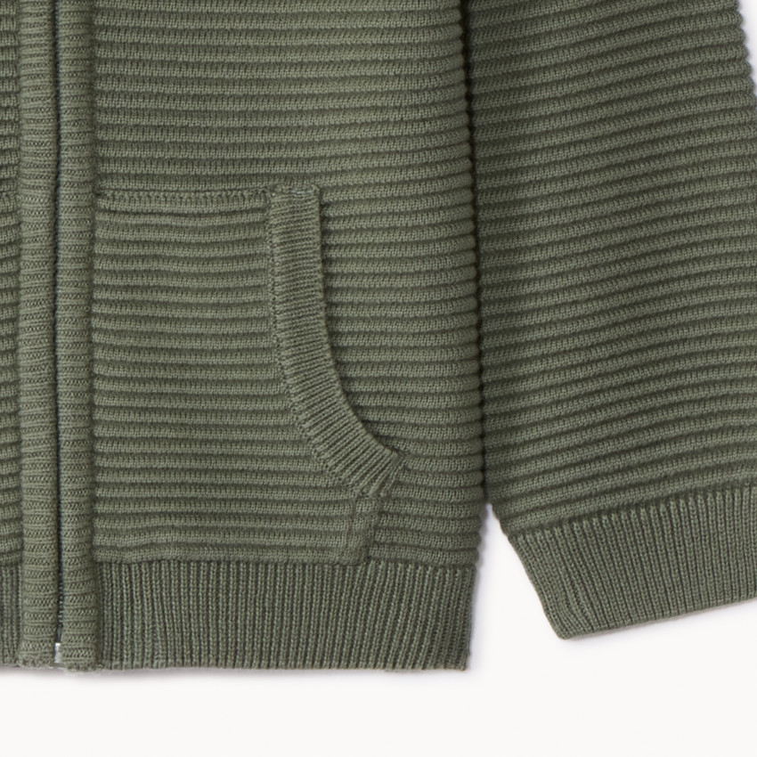 Gebreid fantasievest met kangoeroezak voor babyjongens 