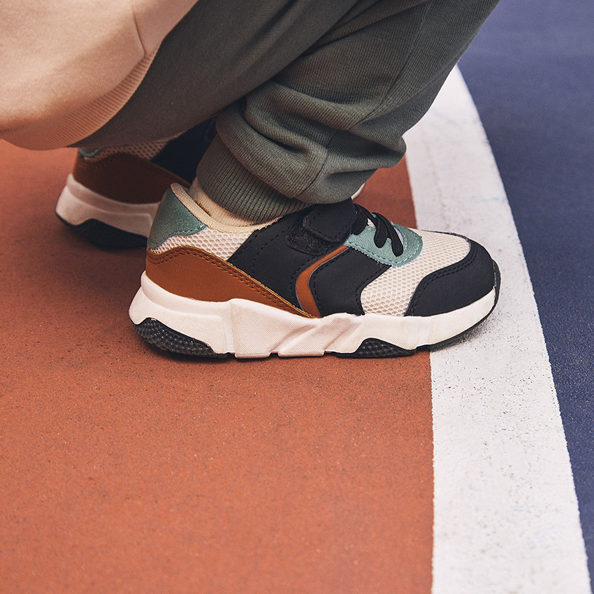 Sneakers met contrasterende inzetstukken voor baby jongen 