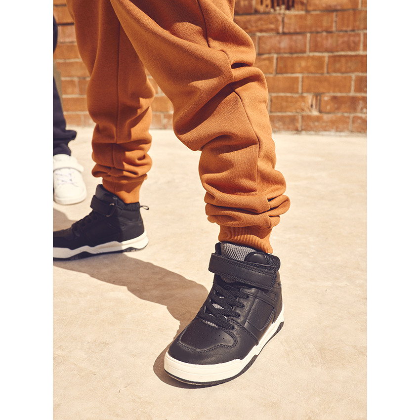 Baskets de sport montantes avec languette et jeux de découpe pour garçon 