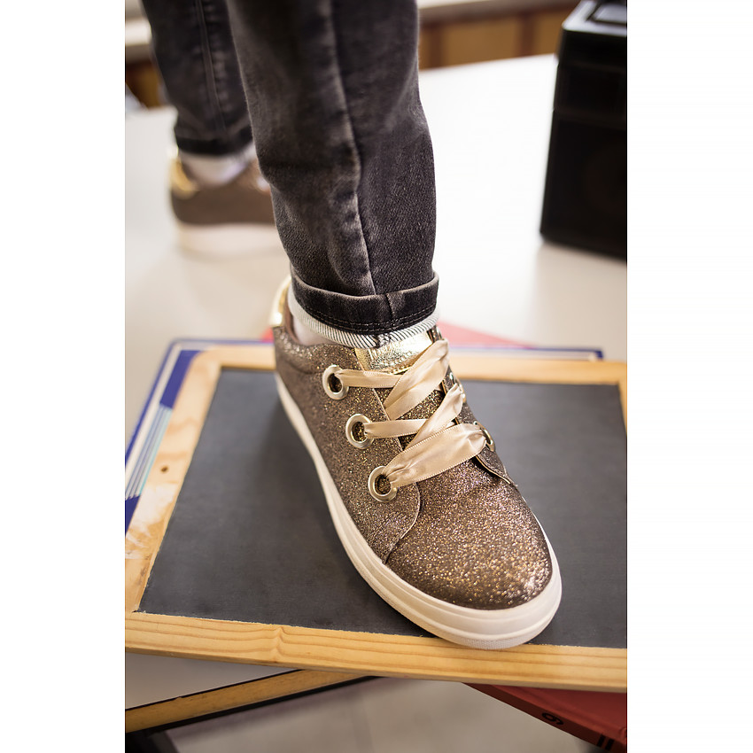 Baskets basses pailletées avec lacets satinés 