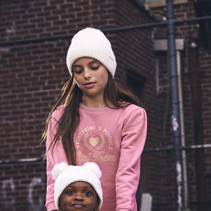 Muts in gebreid met pompons voor meisjes 