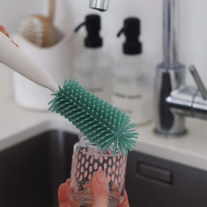 2-in-1 flessenborstel met zachte haren in saliegroen 