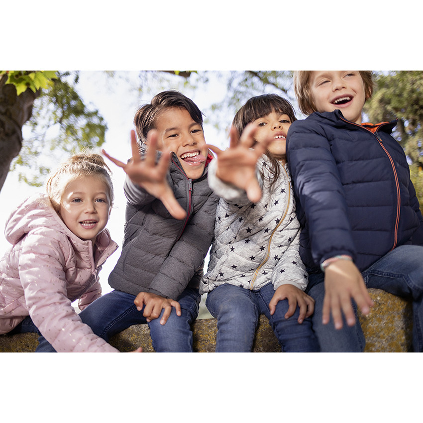 Dunne gewatteerde donsjas met draagtas, voor jongens. 