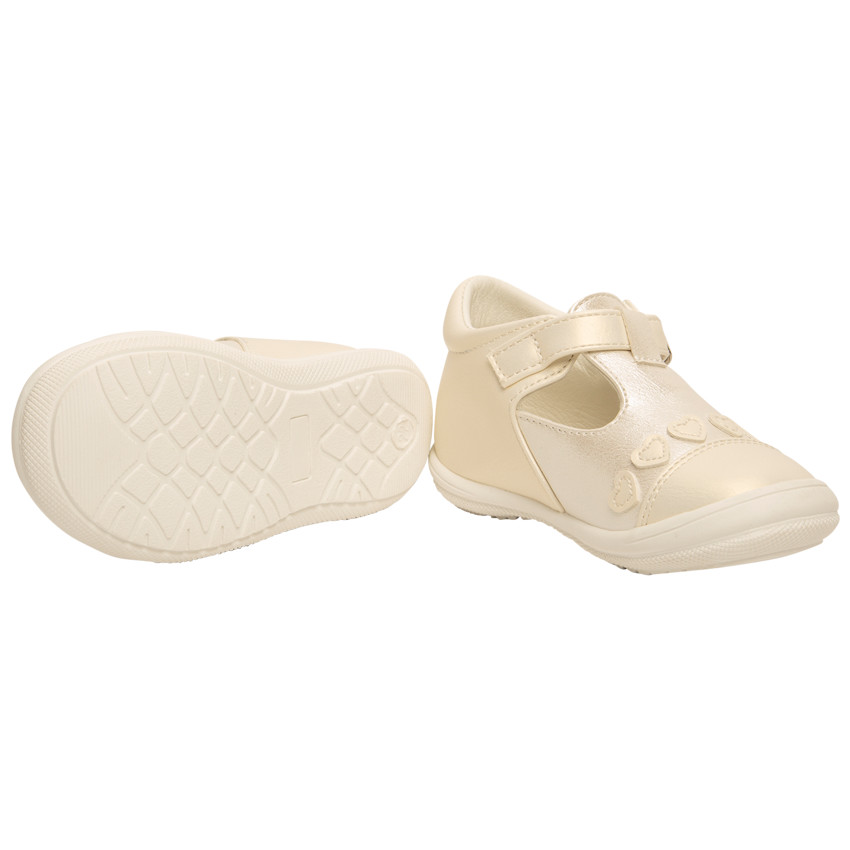 Salomés effet cuir nacré avec patchs cœurs pour bébé fille 