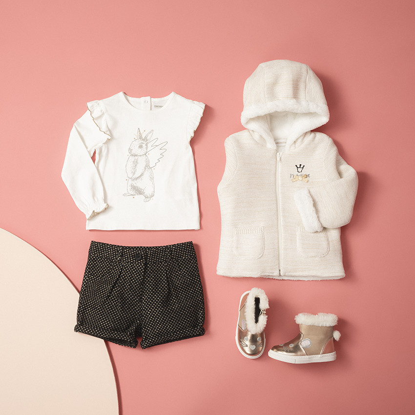 Halfhoge laarzen uit twee materialen met diermotief en namaakbont en bovenaan 