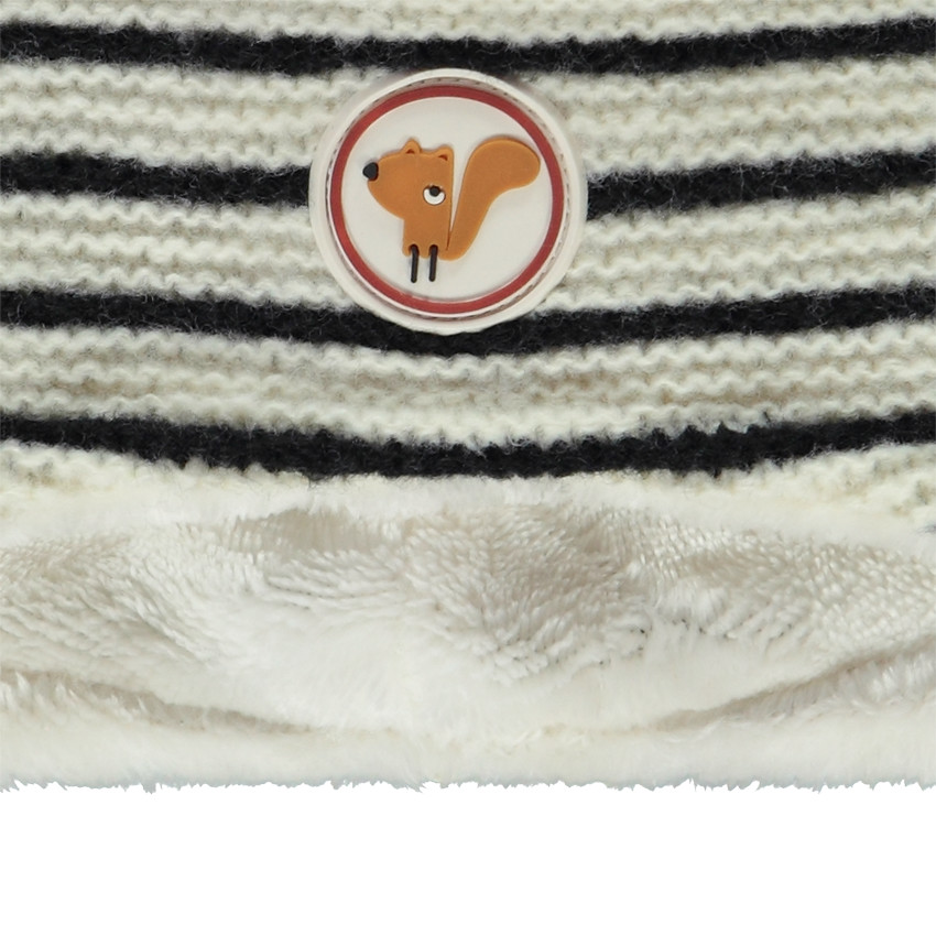 Muts met gestreept patroon en eekhoorn badge voor babyjongen 