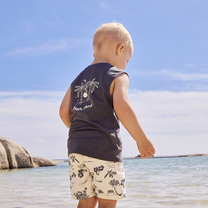 Tweedelig set met bedrukte bermuda voor baby jongen 