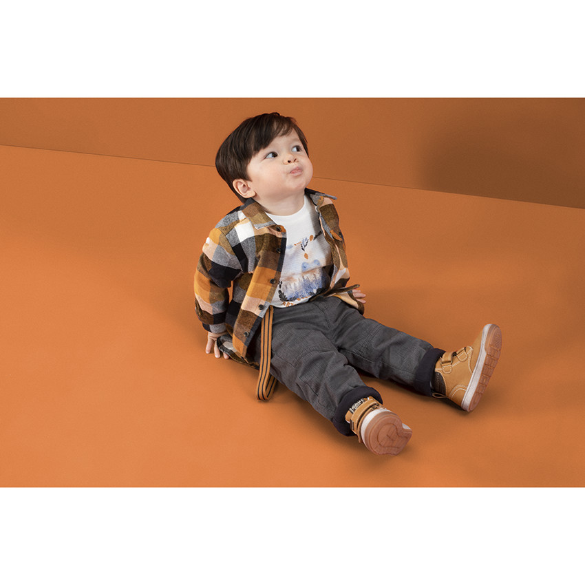 Laarsjes met camelkeurig ledereffect en klittenbandsluiting 