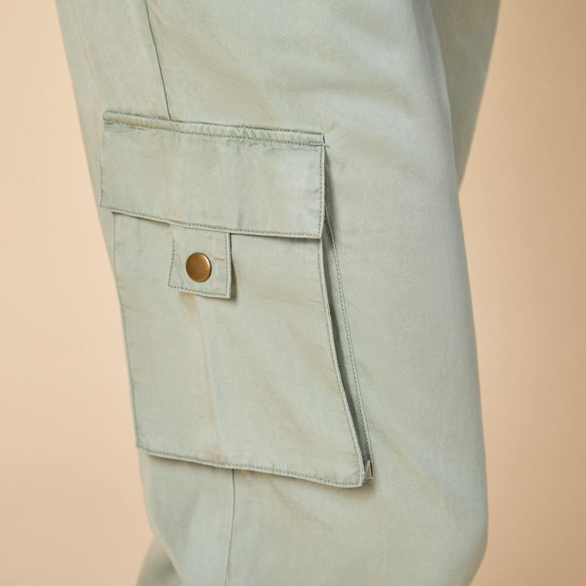 Zwarte zwangerschapsbroek met cargozakken en hoge hoofdband 