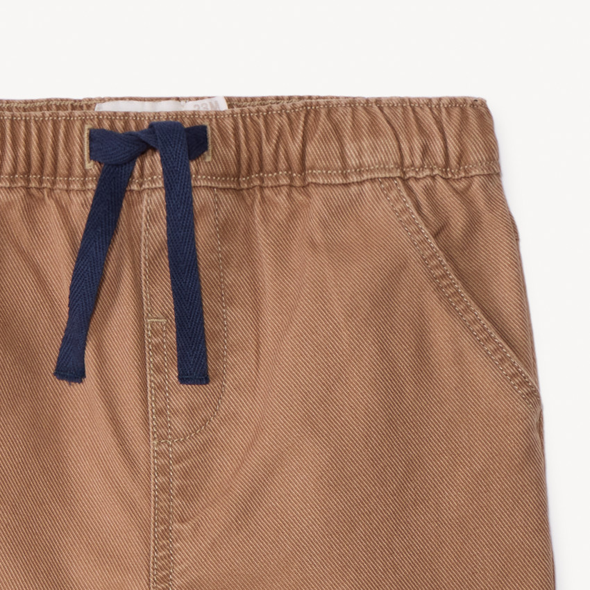 Uni bruine broek van stof met speelse zak voor babyjongens 