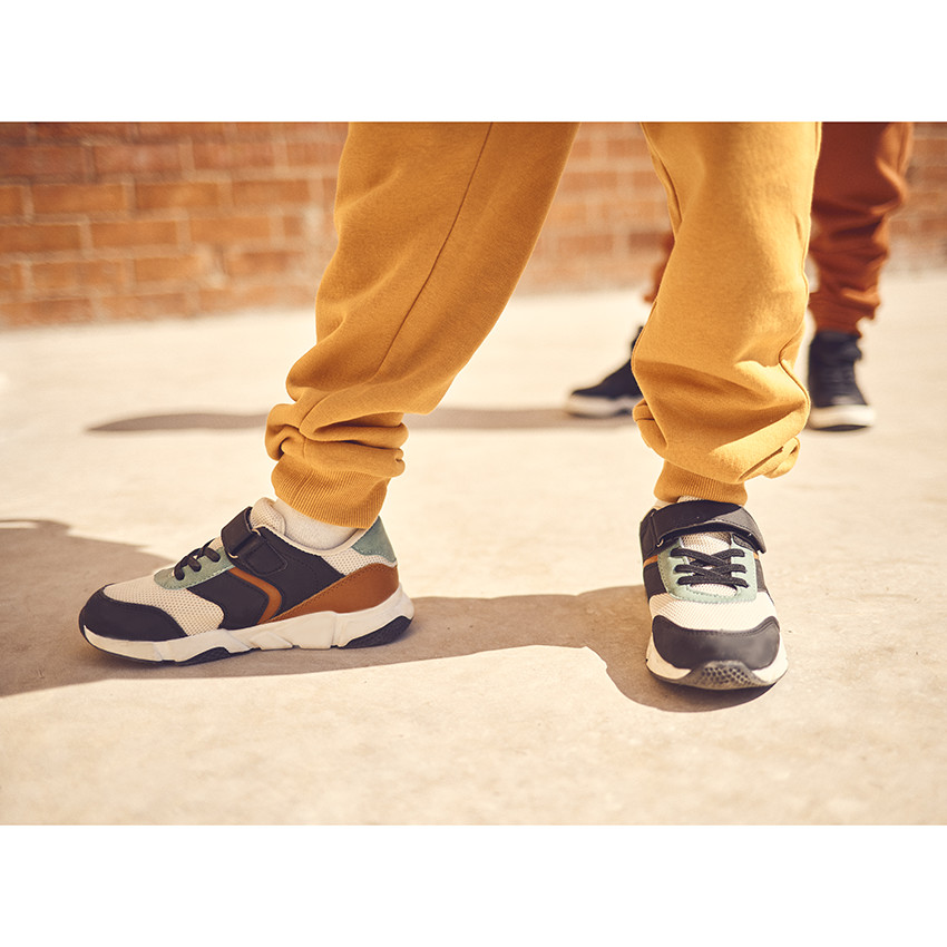 Lage sneakers met mesh inzetstukken voor jongens 