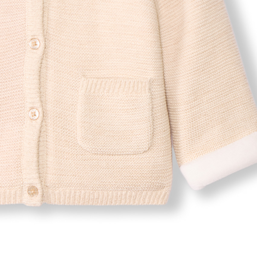 Gebreid vestje met kap en hartborduursel voor babymeisje 