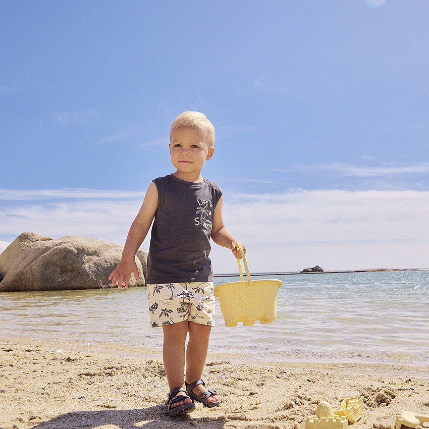 Tweedelig set met bedrukte bermuda voor baby jongen 
