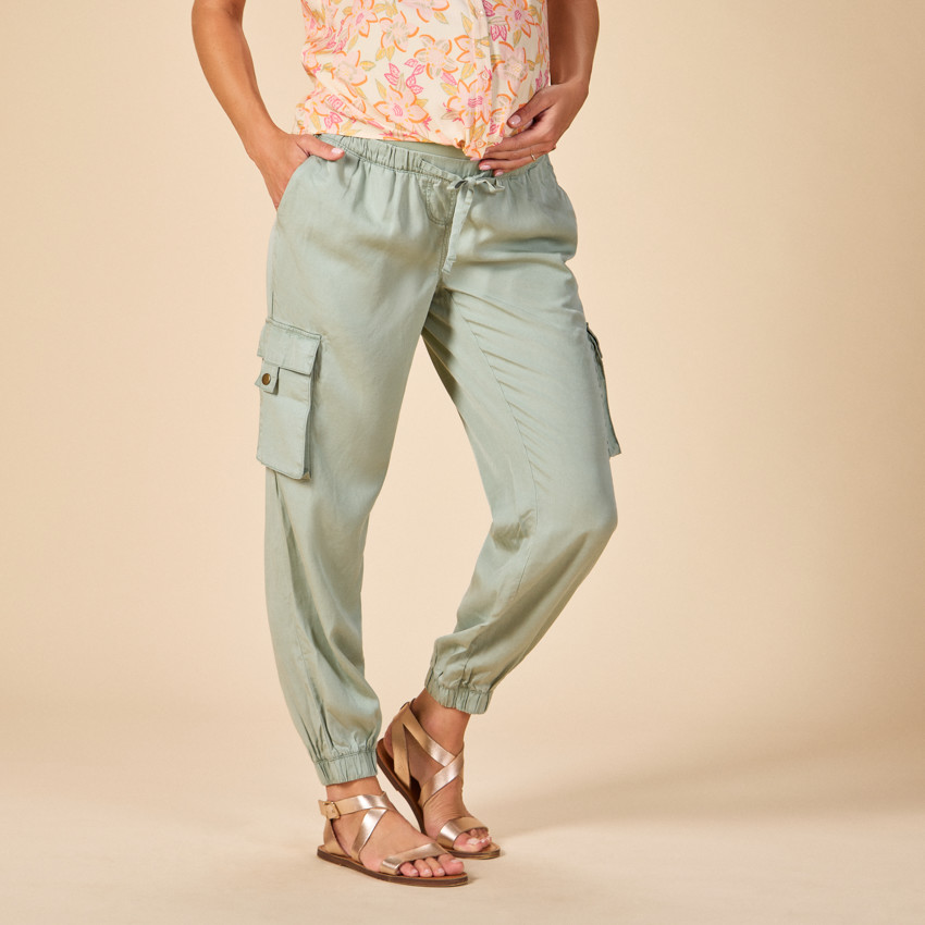 Zwarte zwangerschapsbroek met cargozakken en hoge hoofdband 