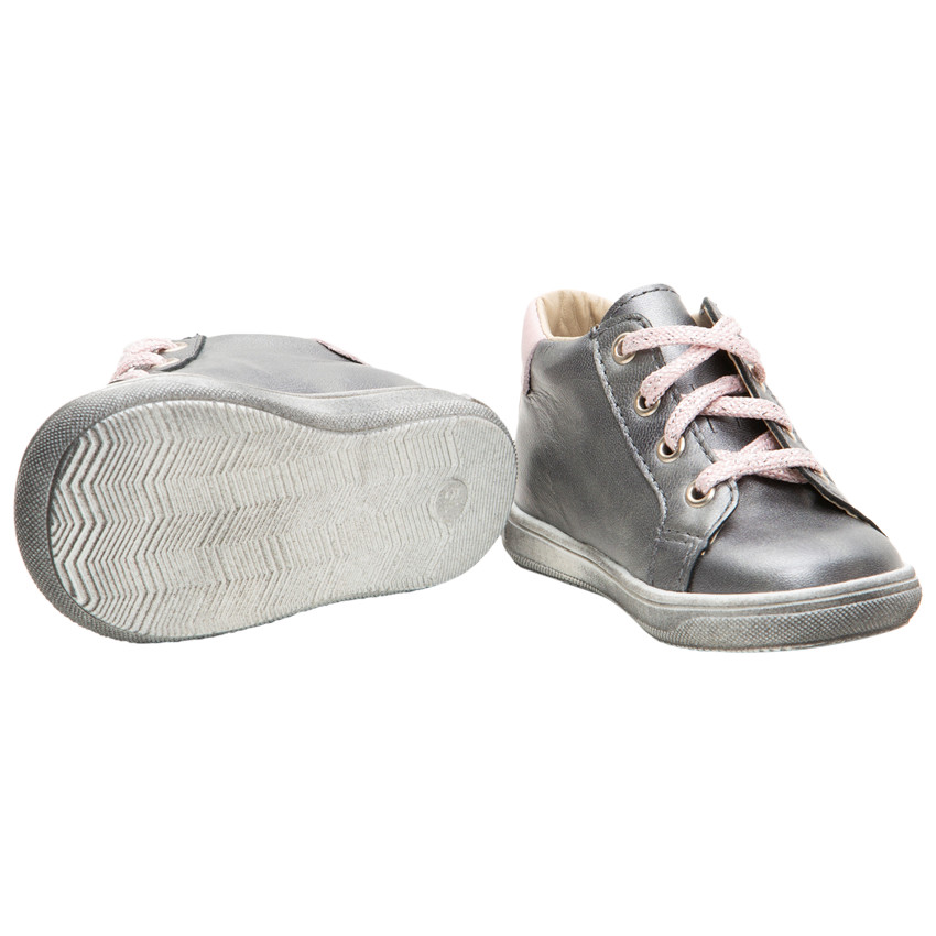 Zilveren, lederen laarsjes met veters en pompon aan de zijkant 