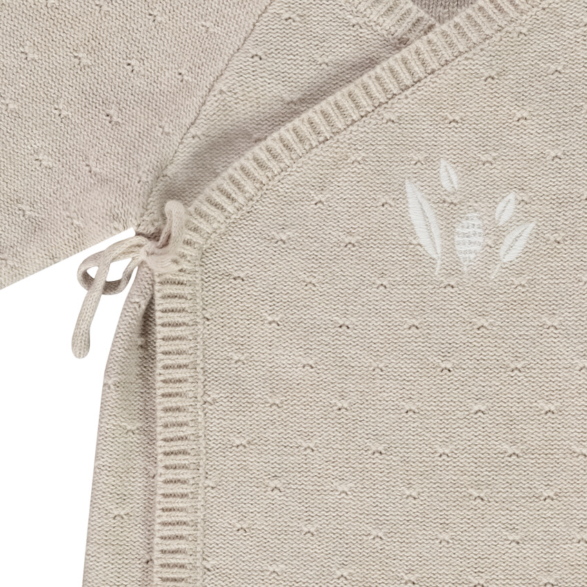 Vest in opengewerkt breiwerk met borduren voor baby 