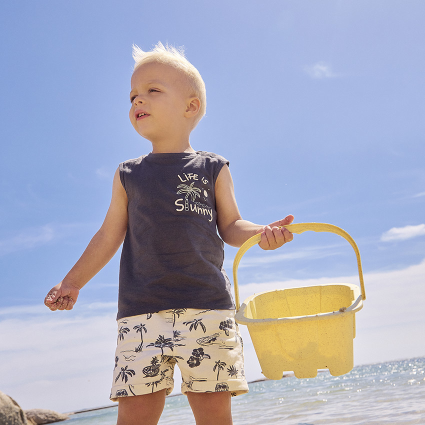 Tweedelig set met bedrukte bermuda voor baby jongen 