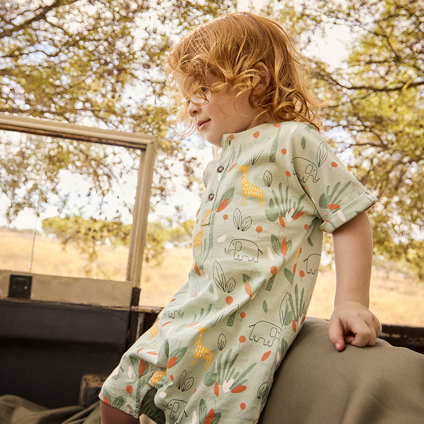 Korte jumpsuit met jungleprint voor babyjongen 